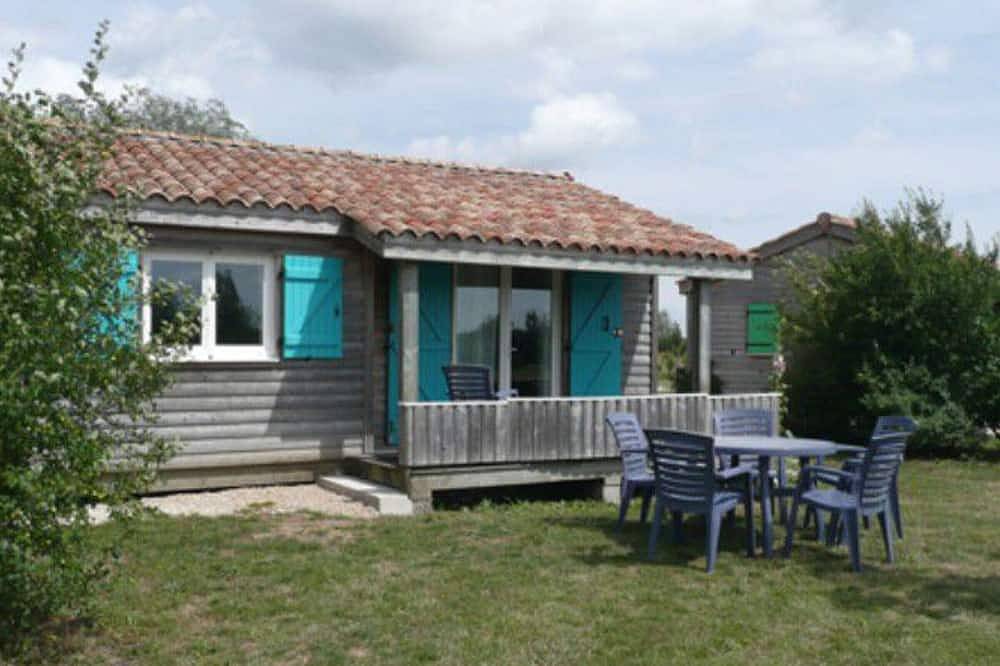Chalet à Chaillé-les-Marais - Terrasse et salon de jardin in Chaillé-les-Marais, Fontenay-le-Comte