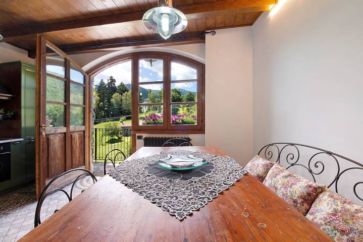 Casa de férias 'Farmhouse Of Grandfather Chek' com vista para a montanha e ar condicionado in Civenna, Município de Bellagio