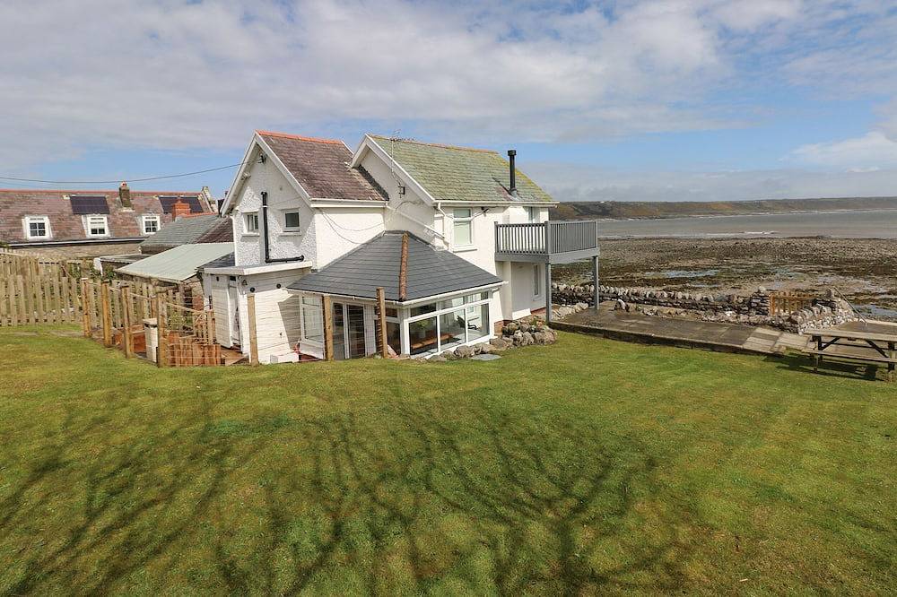 2 Salt Cottage, pet friendly, character holiday cottage in Port Eynon in Swansea region