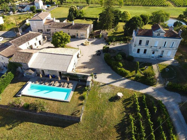 Location de vacances pour 2 personnes, avec terrasse et jardin ainsi que piscine et vue à Vérac