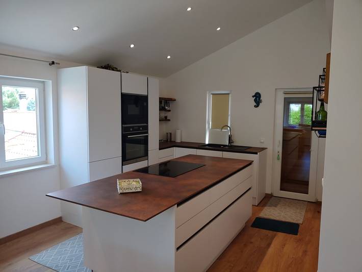 Ganze Wohnung, 3-Zimmer-Ferienwohnung am Strand Stomorska, Solta A-27653-a in Necujam, Solta