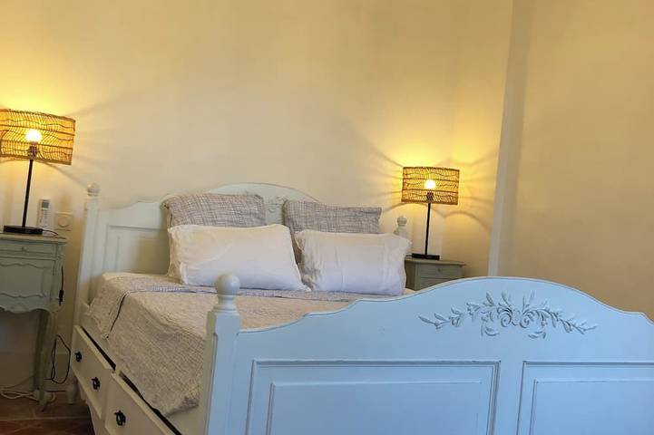 Renovated stone building - 4 luxury apts each on-suite in Sw France wine village in Roujan, Costa mediterránea (Francia)