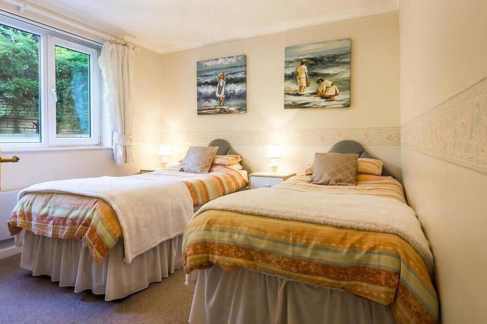 Atractivo bungalow con piscina privada cerca de Tenby in Pembrokeshire