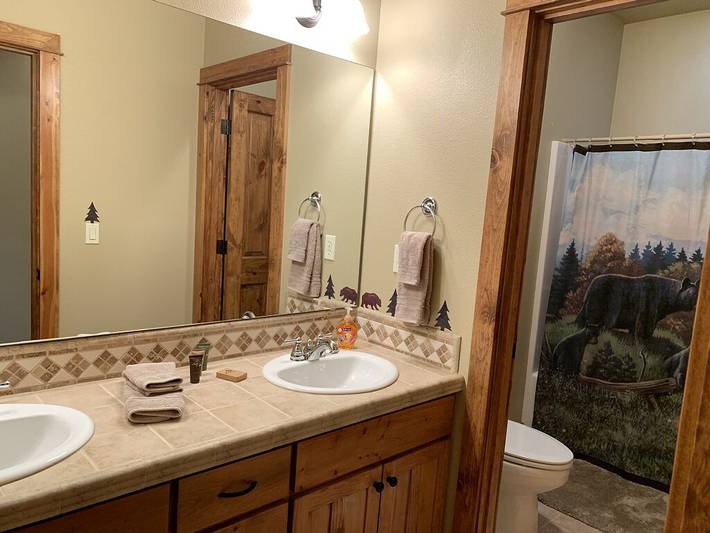 Vacation rental for 12 people, with yard and hot tub, with pets in Oregon