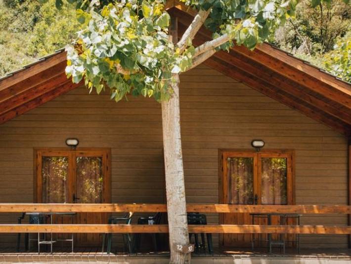 Bungalow para 4 personas, con piscina y jardín, Se admiten mascotas en Pirineos
