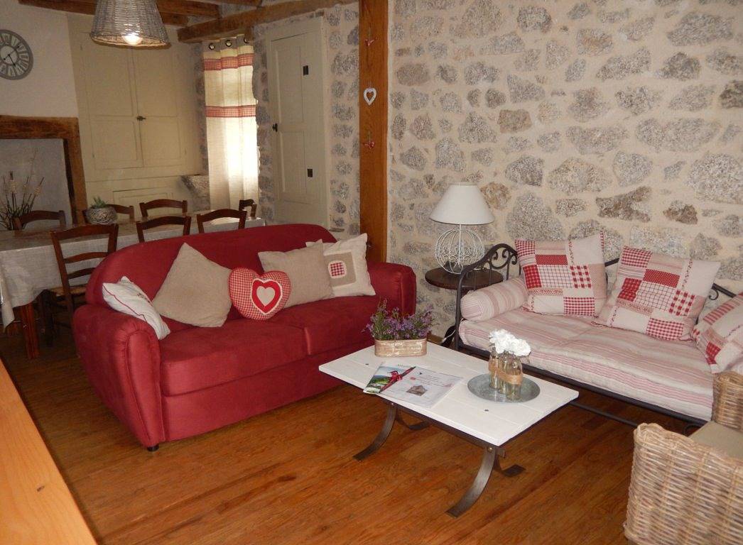 Gite Les Hirondelles maison dans village entre Estaing et Conques in Espeyrac, Aveyron