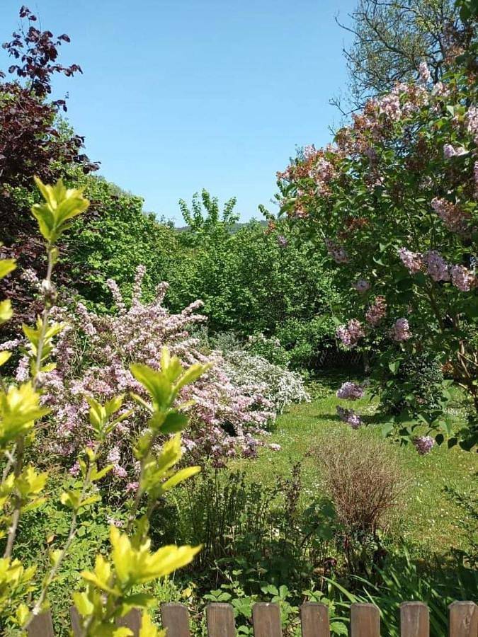 Location de vacances pour 5 personnes, avec vue ainsi que vue sur le lac et jardin à Arques-la-Bataille