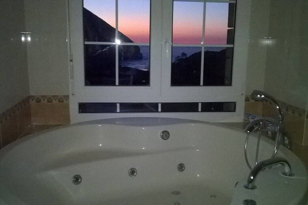 Apartamento entero, Apartamento con Jacuzzy y terraza en playa Sonabia. Vistas al mar y  montaña. in Castro Urdiales, Costa de Cantabria