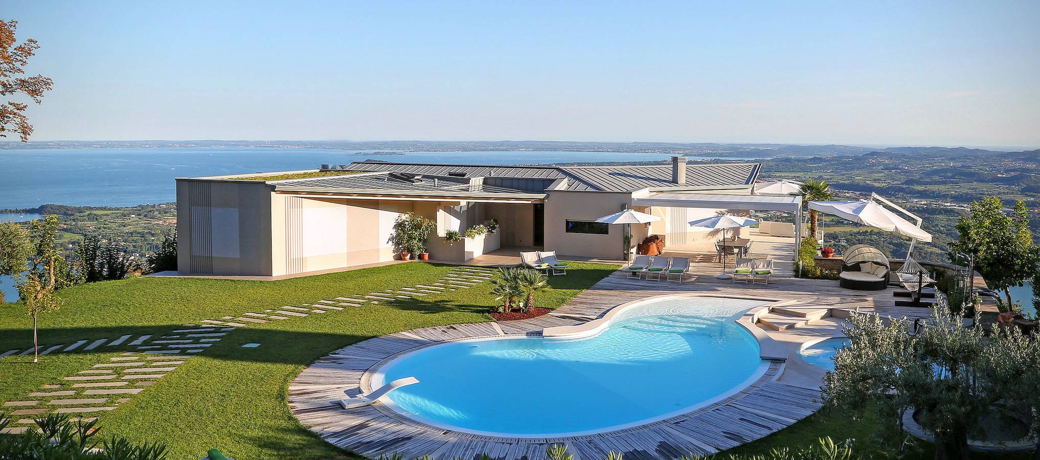 Villa Luna in Salò, Montagnes autour du lac de Garde