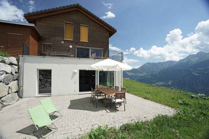 Entire holiday apartment, Ferienwohnung Clasgieri - 3 - Zimmer-Ferienwohnung 65m2, mit 2 Schlafzimmern, gut geeignet für 4 Prs. - max. 6 Prs. in Falera, Flims Laax Falera