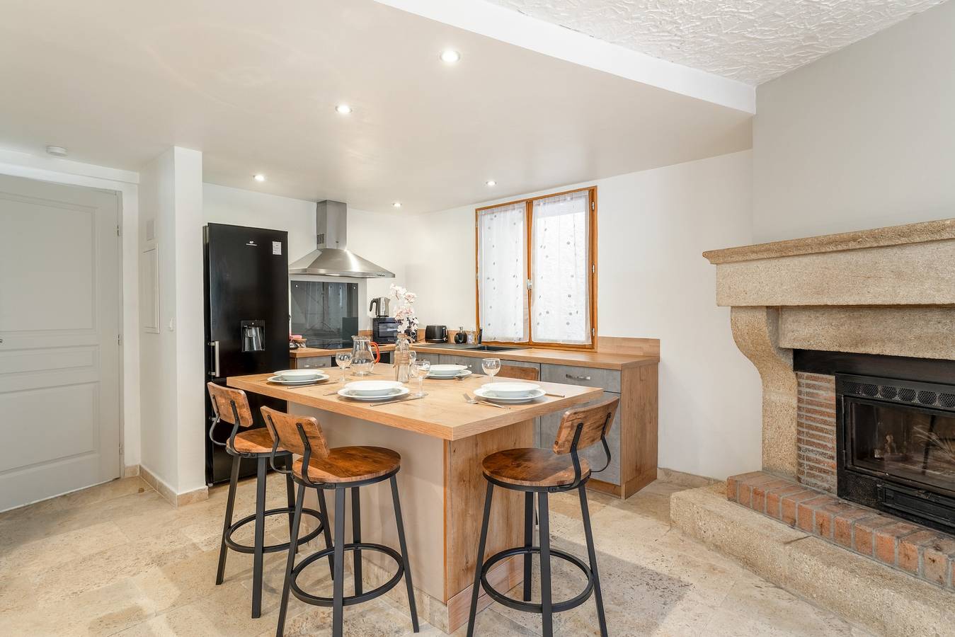 Appartement entier, Appartement « Domaine De Meyrol - Gîte 4 » avec vue montagne, Wi-Fi et climatisation in Eyguières, Région d'Arles