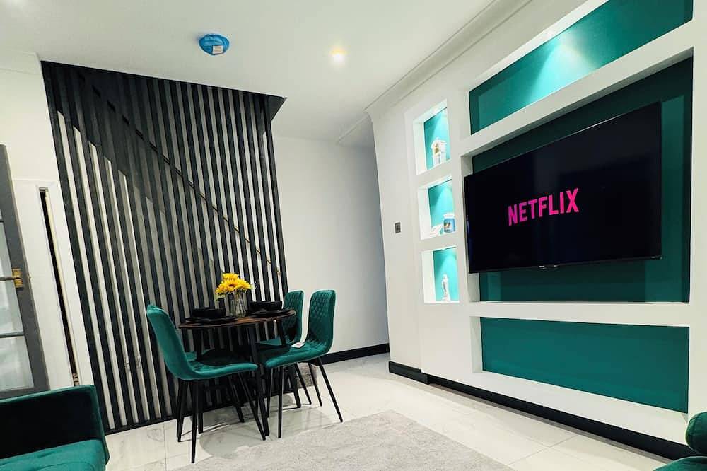 Home Away 4Br Luxury House\nfamily Fruendly And Pet Friendly\ncity  Centre in Swansea, Swansea region