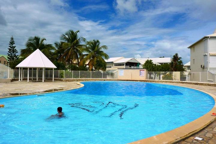 Gîte pour 5 personnes, avec terrasse ainsi que piscine et jardin dans Port De Saint Francois