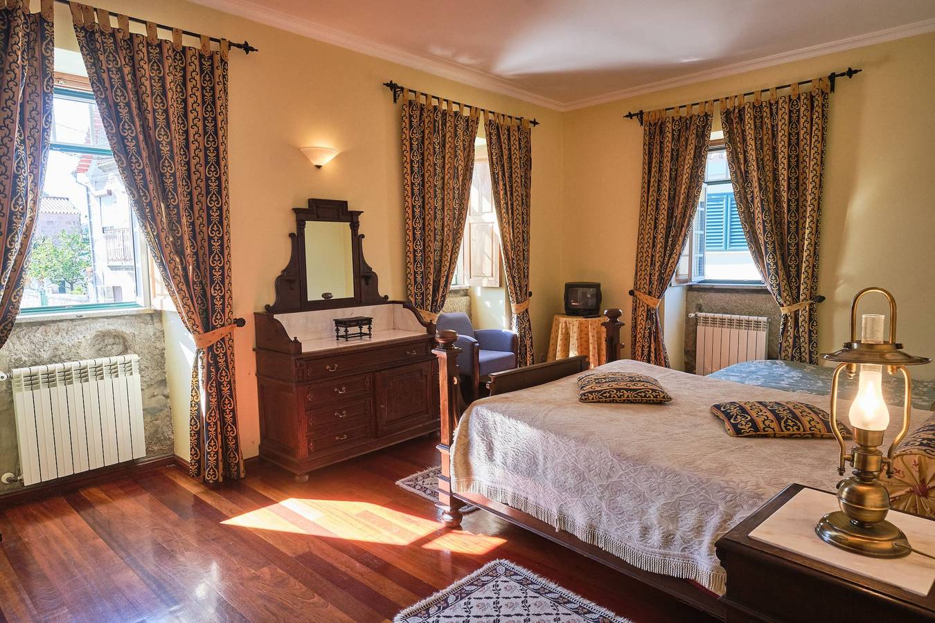 Boerderij 'Principal - Do Mogadouro' met Uitzicht op Bergen, Gedeeld Zwembad en Wi-Fi in Beira Interior Norte, Mesquitela