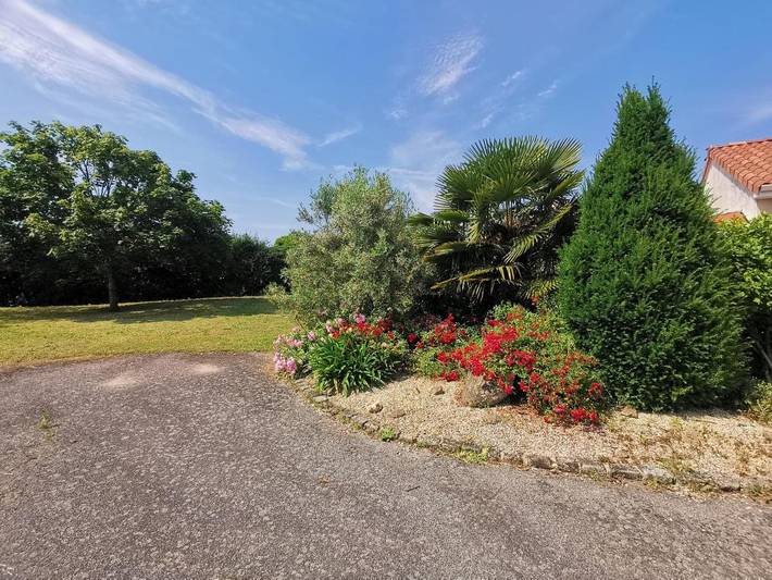 Location de vacances pour 10 personnes, avec piscine ainsi que jardin et terrasse à Bressuire - 3