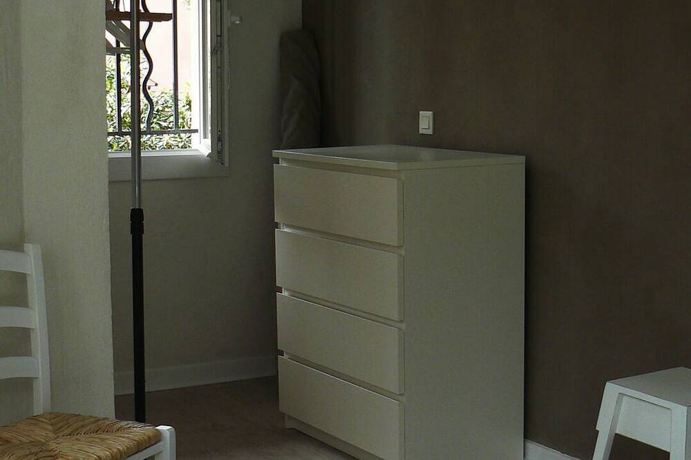 Appartement entier, Appartement 2 chambres, villa de charme à 50m de la plage / wifi-climatisation in Roquebrune-sur-Argens, Région de Draguignan