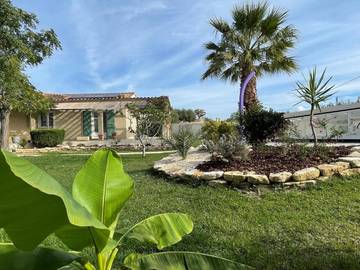 Gîte pour 12 personnes, avec piscine et jardin ainsi que sauna et jacuzzi à Saint-Chaptes