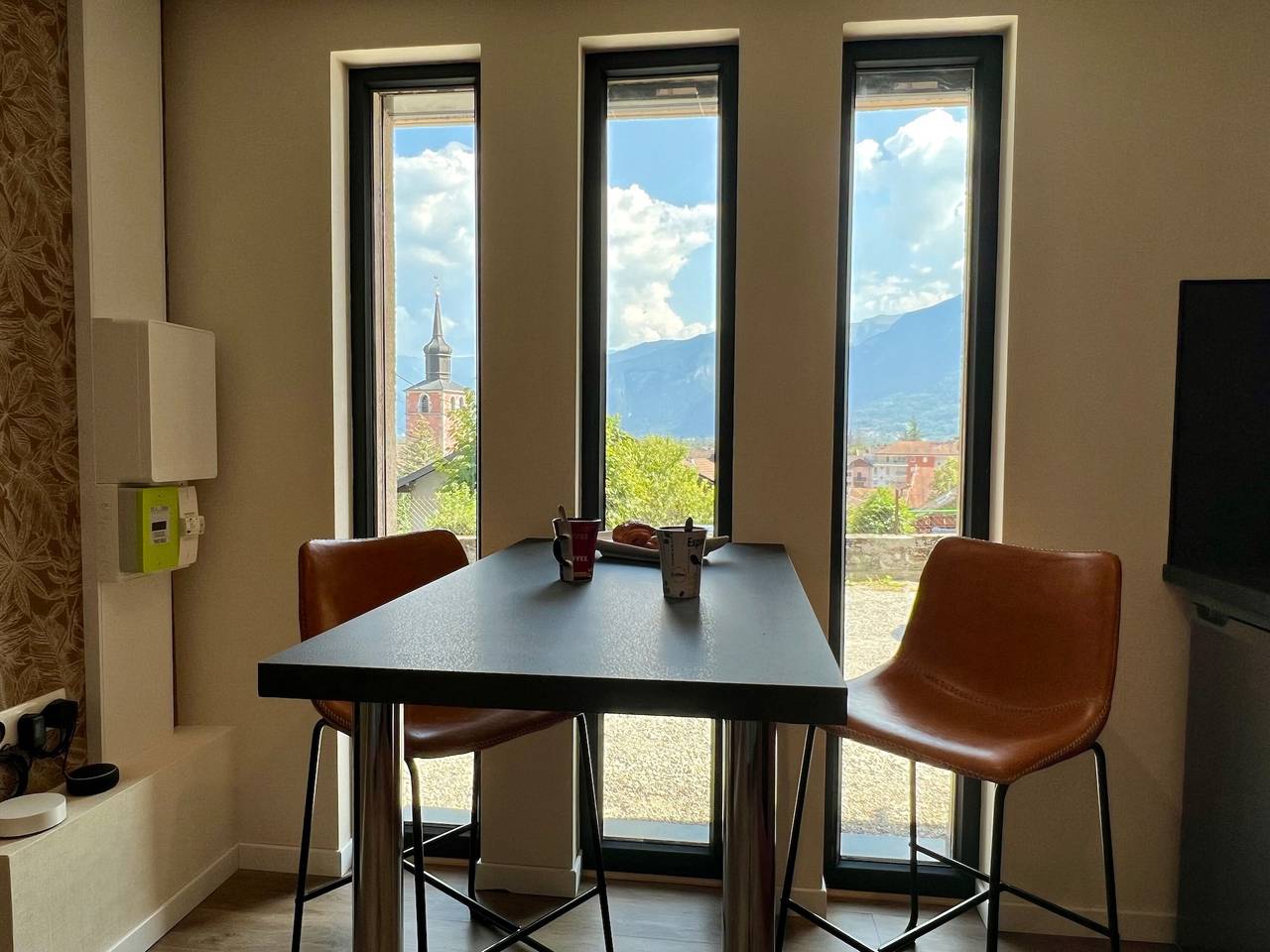 Ganzes Studio, Gemütliches, renoviertes Studio im Stadtzentrum mit Bergblick in Marignier, Region Bonneville