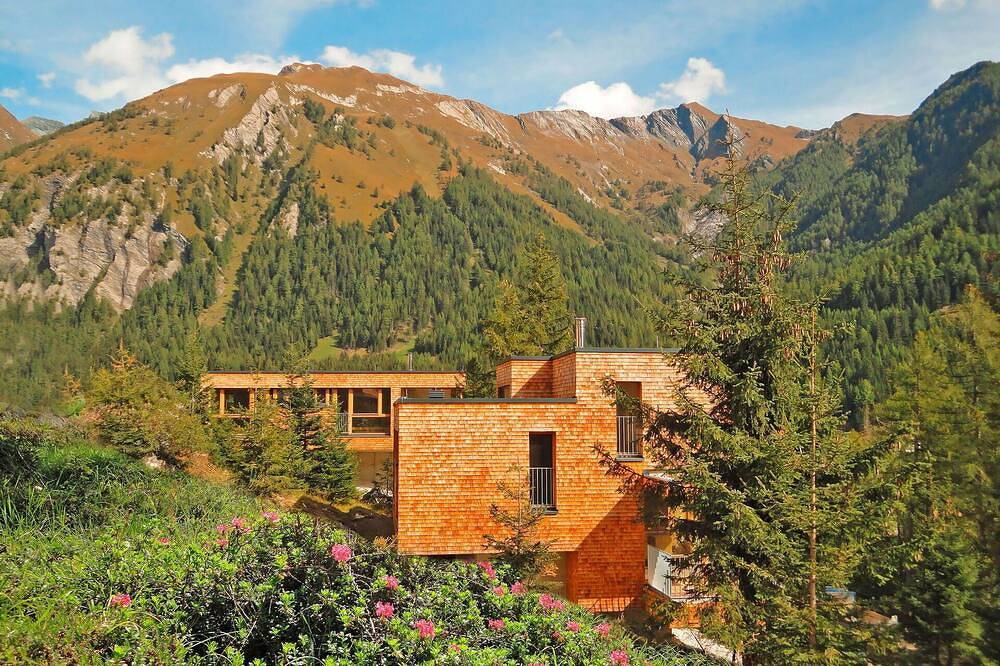 Herrliche Wohnung in einem Ferienhaus für 4 Gäste mit  W-Lan, Pool, Tv, Balkon und Panoramablick in Kals am Großglockner, Bezirk Lienz