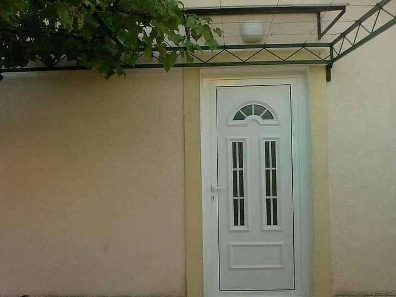 Ganze Wohnung, 2-Zimmer-Ferienwohnung am Strand Grebastica, Sibenik A-23496-a in Grebastica, Šibenik-Knin