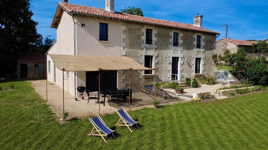 Location de vacances pour 10 personnes, avec vue et jardin, adapté aux familles dans Latillé