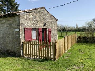 Gîte pour 2 personnes, avec terrasse ainsi que piscine et jardin, animaux acceptés dans les Deux-Sèvres