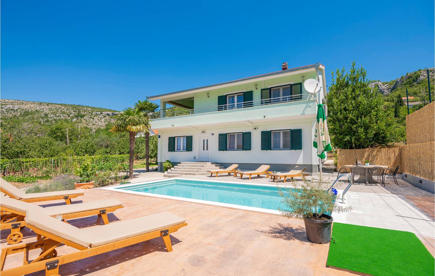 Geheel vakantieappartement, Vakantieappartement voor 6 personen met terras in Dalmatian Zagora