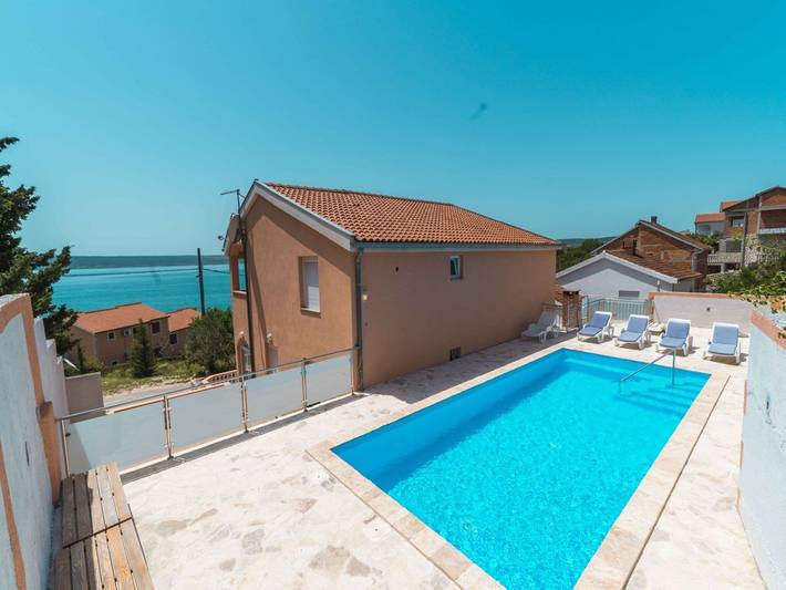 Villa für 8 Personen, mit Balkon/Terrasse und Balkon sowie Terrasse und Pool in Maslenica