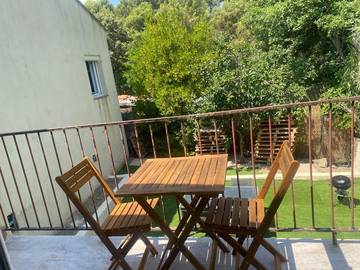 Gîte pour 4 personnes, avec piscine et bassin pour enfant ainsi que vue et jardin à La Bastidonne