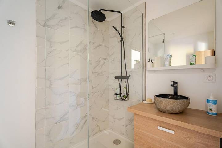 Gîte pour 2 personnes, avec jardin et terrasse ainsi que vue et vue sur le lac à Saint-Georges-de-Gréhaigne - 2