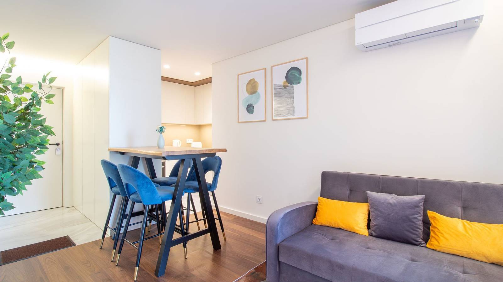 Apartamento inteiro, Central Gaia 1Br Flat w/ Balcony by Lovelystay in Mafamude e Vilar do Paraíso, Distrito do Porto