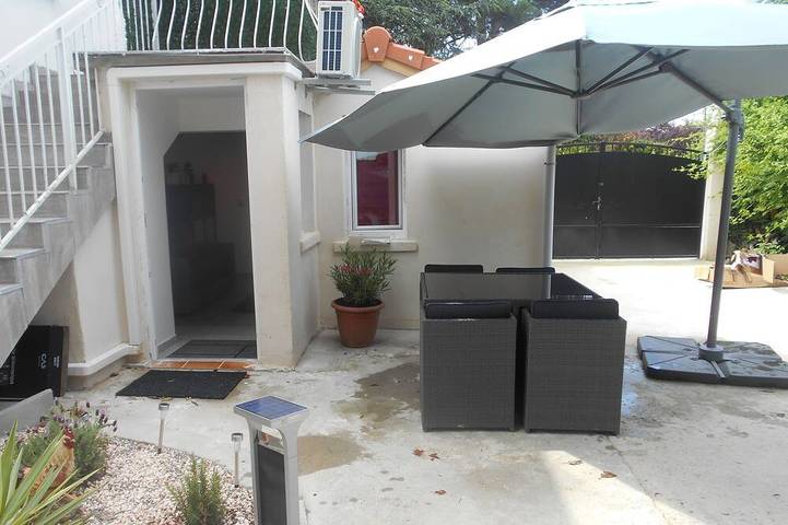 Gîte pour 4 personnes, avec Jardin à Meyzieu