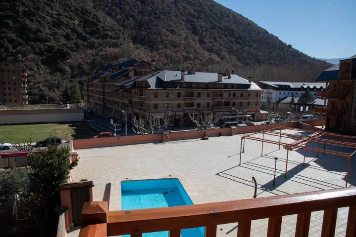 Gîte pour 6 personnes, avec vue ainsi que piscine et jardin, animaux acceptés à Rialp - 2