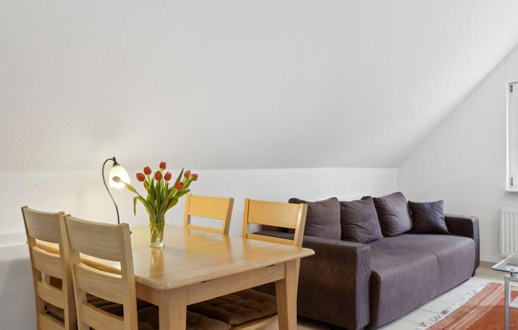 Ganze Ferienwohnung, Rückzugsort am Meer mit Terrasse und WiFi-Parkplatz in Lancken-Granitz, Rügen