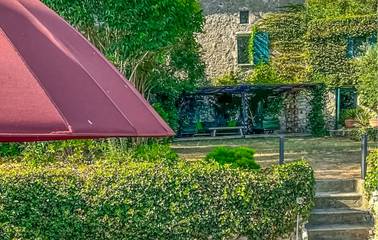 Location de vacances pour 10 personnes, avec jardin ainsi que piscine et terrasse à Lussan