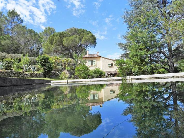 Chambre d’hôte pour 2 personnes, avec Terrasse ainsi que Jardin et Piscine à Saint-Antonin-du-Var