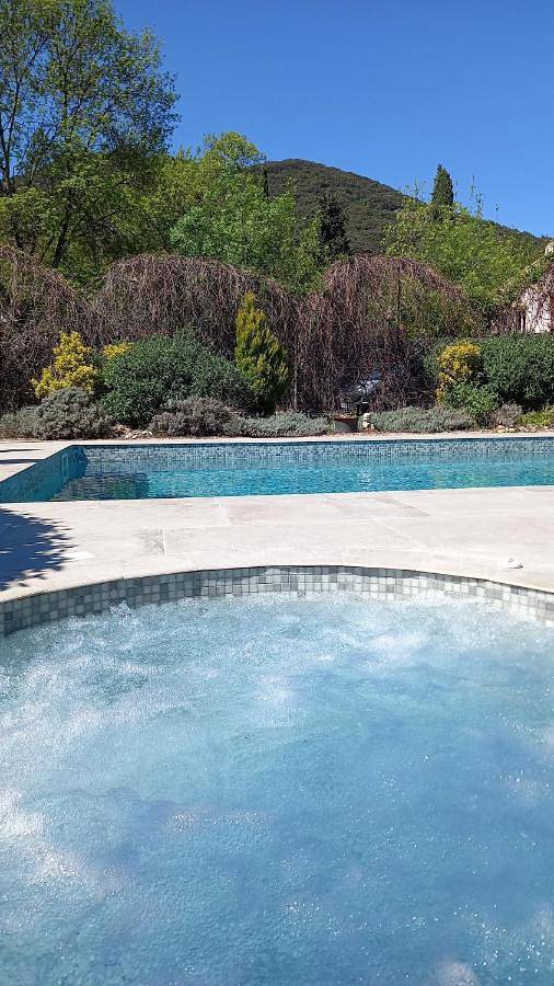 Location de vacances pour 4 personnes, avec jacuzzi ainsi que piscine et jardin à Bosc - 4