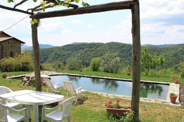 Location de vacances pour 4 personnes, avec piscine et jardin à Mulazzo