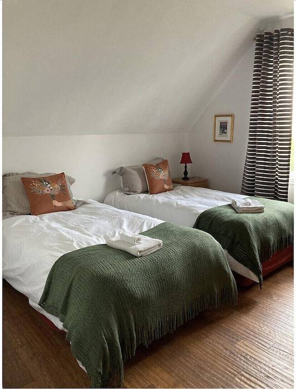 Petite Rivière Saint François cottage with river view and spa! in Le Massif