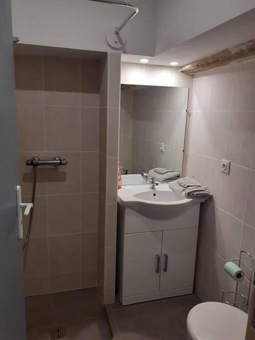 Gîte pour 2 personnes, avec piscine et jardin ainsi que terrasse et vue à Verdelot - 2