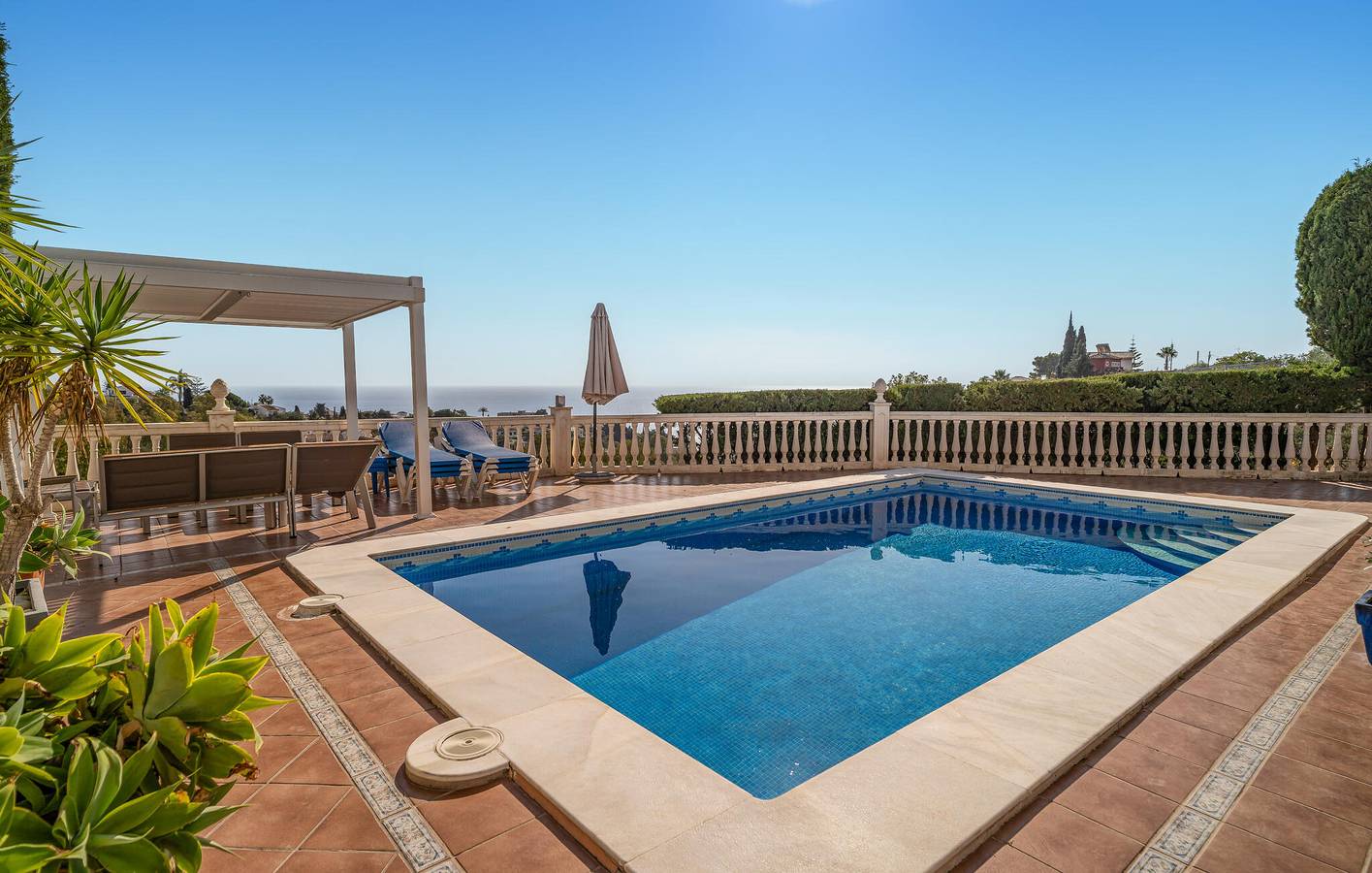 Apartamento con vistas al mar, piscina y aparcamiento, a 1,5 km de la playa in Torremuelle, Benalmádena