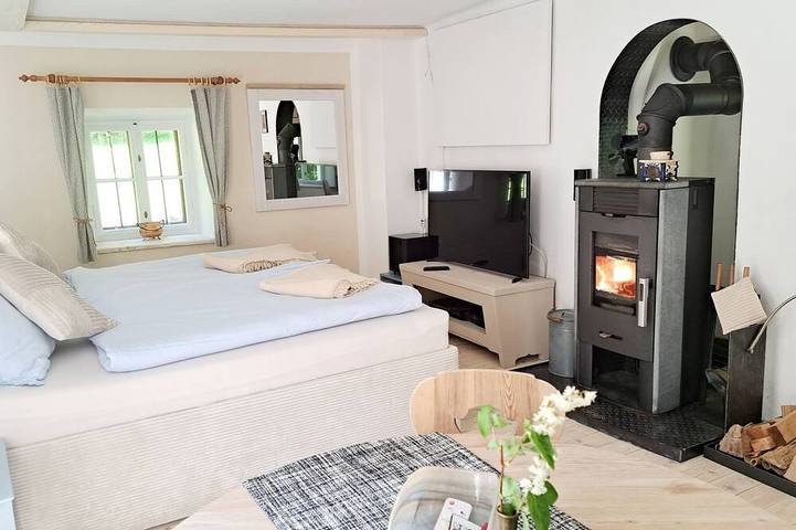 Ganze Wohnung, Kompakte Ferienwohnung (36 m2) in Alleinlage mit Kamin, Terrasse & Bachzugang in Urmannsau, Gaming