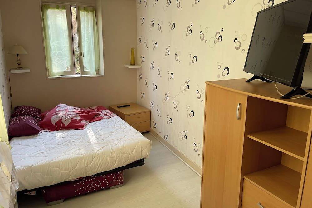 Entire apartment, F2 ground floor with garden, pets allowed free private parking in Villebret, Montluçon region