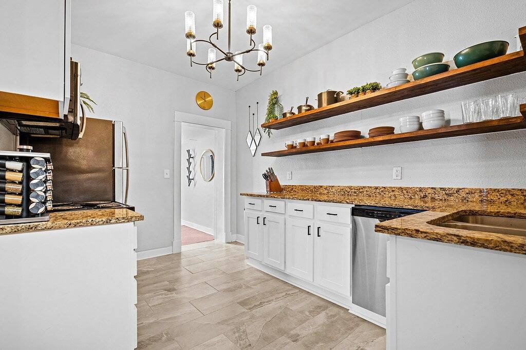 Ganze Wohnung, Beautifully Remodeled 3 bed + Walkable to Westport + Private Courtyard! in Kansas City, Missouri