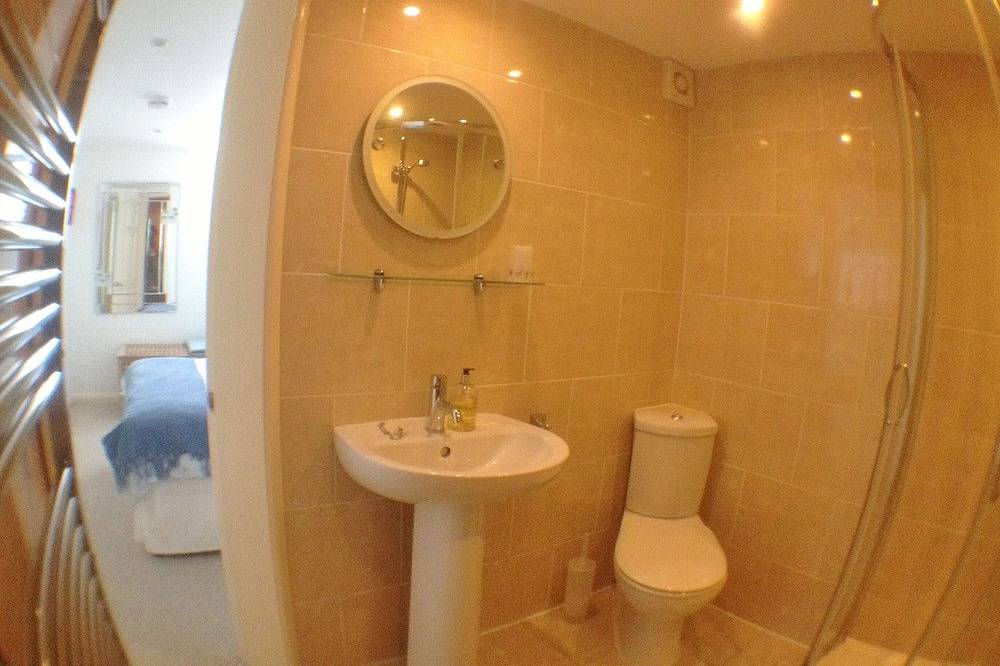 Entire apartment, Peaceful with Patio in Downalong, Moments from Beaches, Harbour, Town, Parking in St. Ives, Cornwall