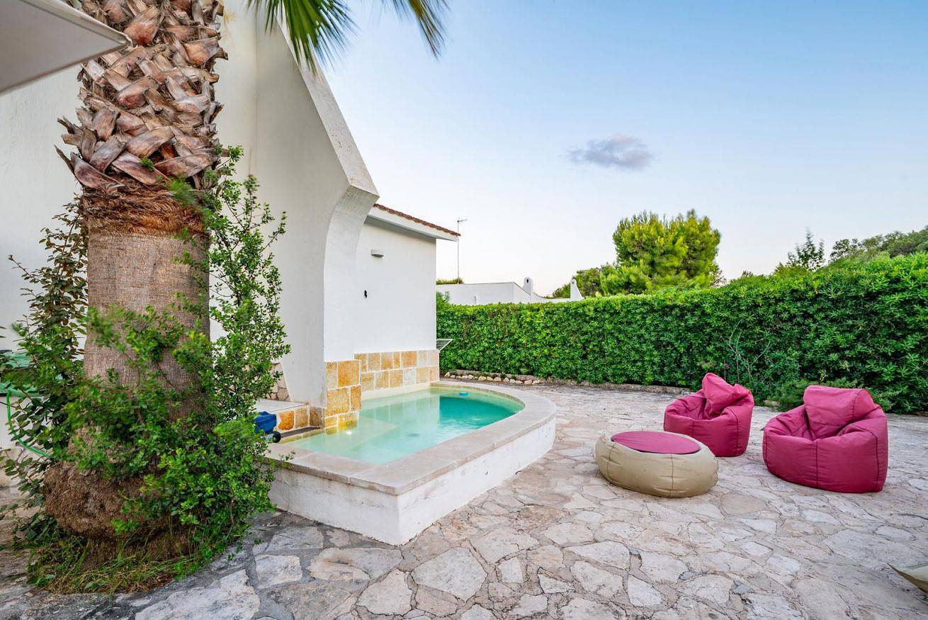 Villa Giglio al Mare con Giardino by Rentbeat in Rosa Marina, Salento
