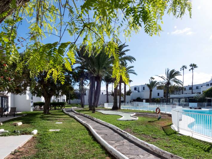 Holiday Home 'Los Barqueros 13' with Shared Pool, Private Terrace & Wi-Fi in Corralejo, La Oliva