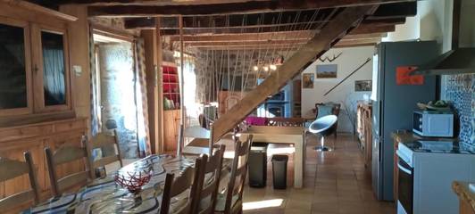 Gîte pour 10 personnes, avec terrasse et vue à Saint-Chély-d'Aubrac