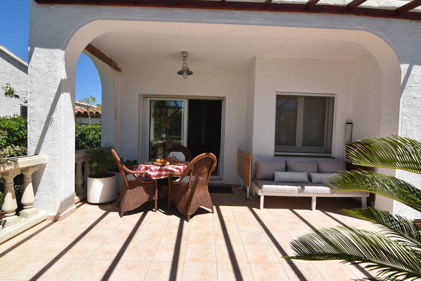 Encantadora casa vacacional con jardín exuberante y terraza amplia, a 1500 metros de la playa de Santa Margarida en Roses. in Santa Margarida, Roses