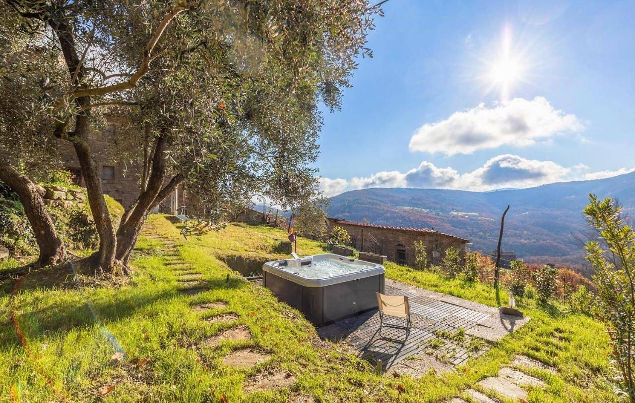Agriturismo con vasca idromassaggio panoramica in Cortona, Provincia di Arezzo